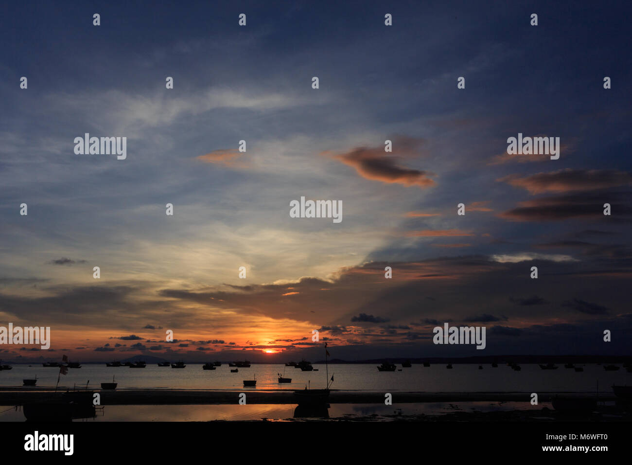 Vietnamesische Fischerboot Silhouetten im Meer bei Sonnenuntergang Stockfoto