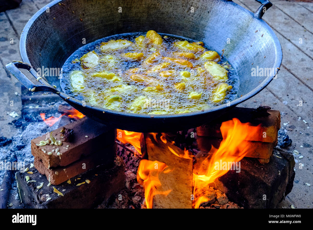 Snacks in einer Pfanne mit Öl sind auf offenem Feuer in den Markt von Stadt fried Stockfoto