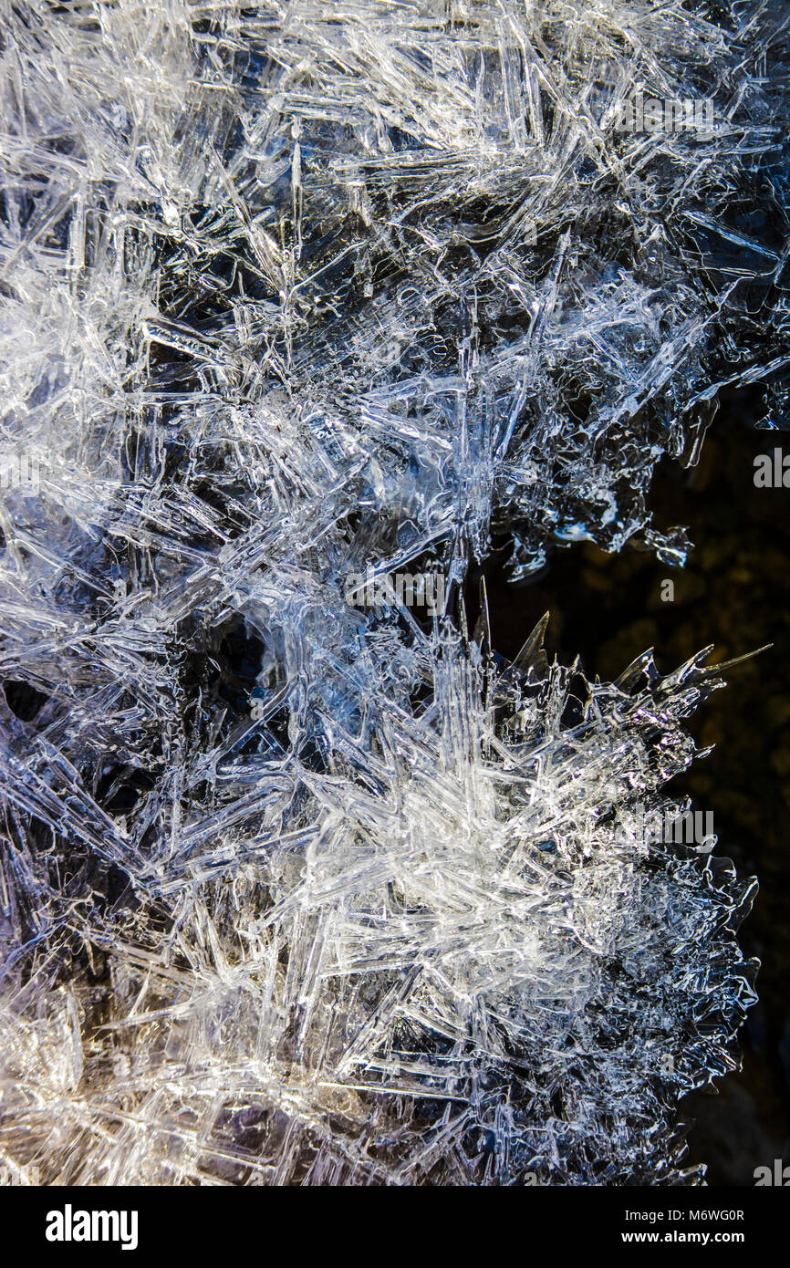 Eiskristalle Zugefroren Stream Stockfoto