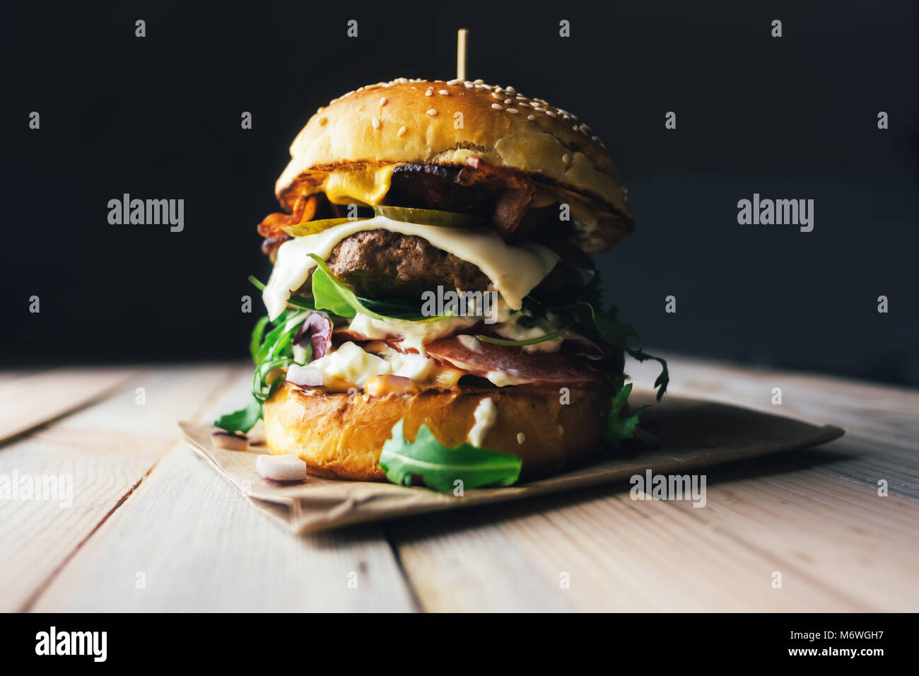 Appetitlich Cheeseburger auf hölzernen Tisch. Stockfoto