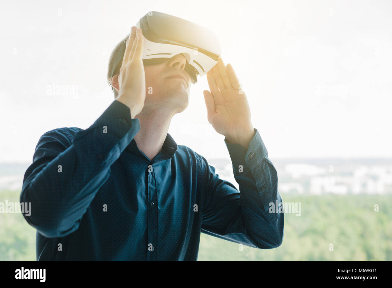 Der Mann mit der Brille der Virtuellen Realität. Zukunft Technik Konzept. Moderne bildgebende Technik Stockfoto