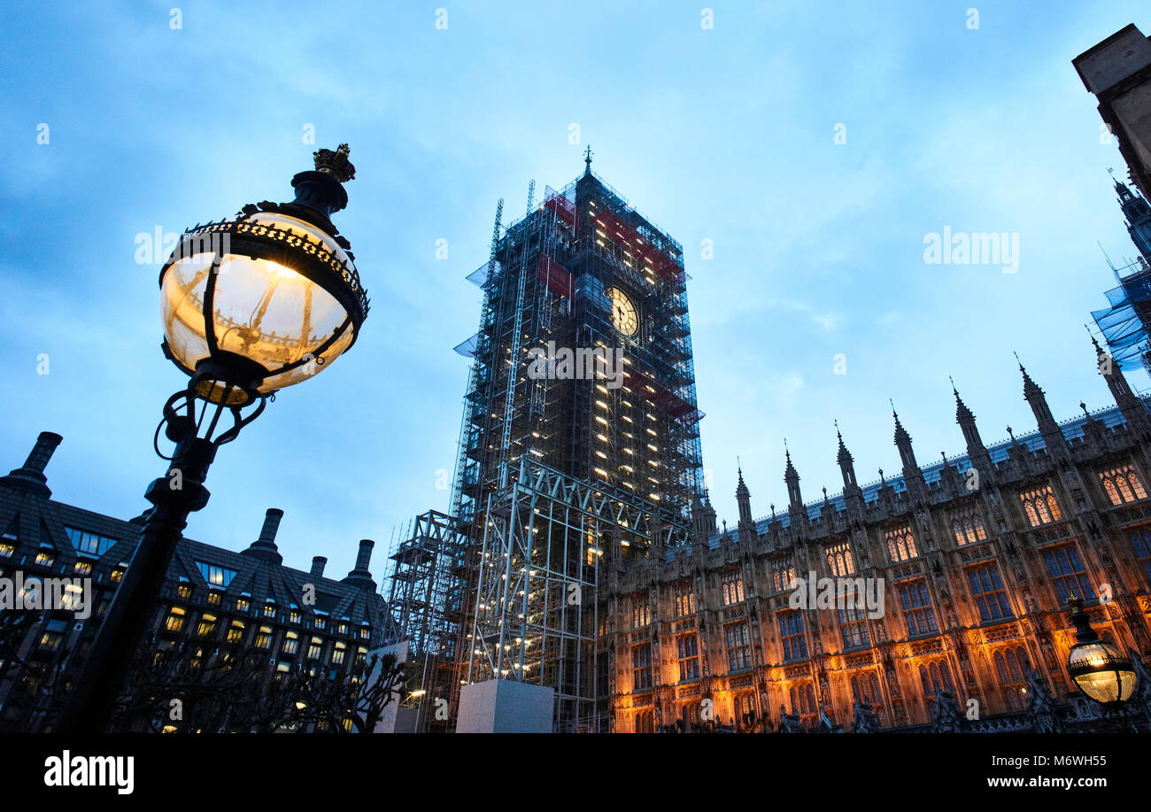 Palast von Westminster: Elizabeth Tower und Big Ben mit Gerüsten bedeckt während der Sanierung. Stockfoto