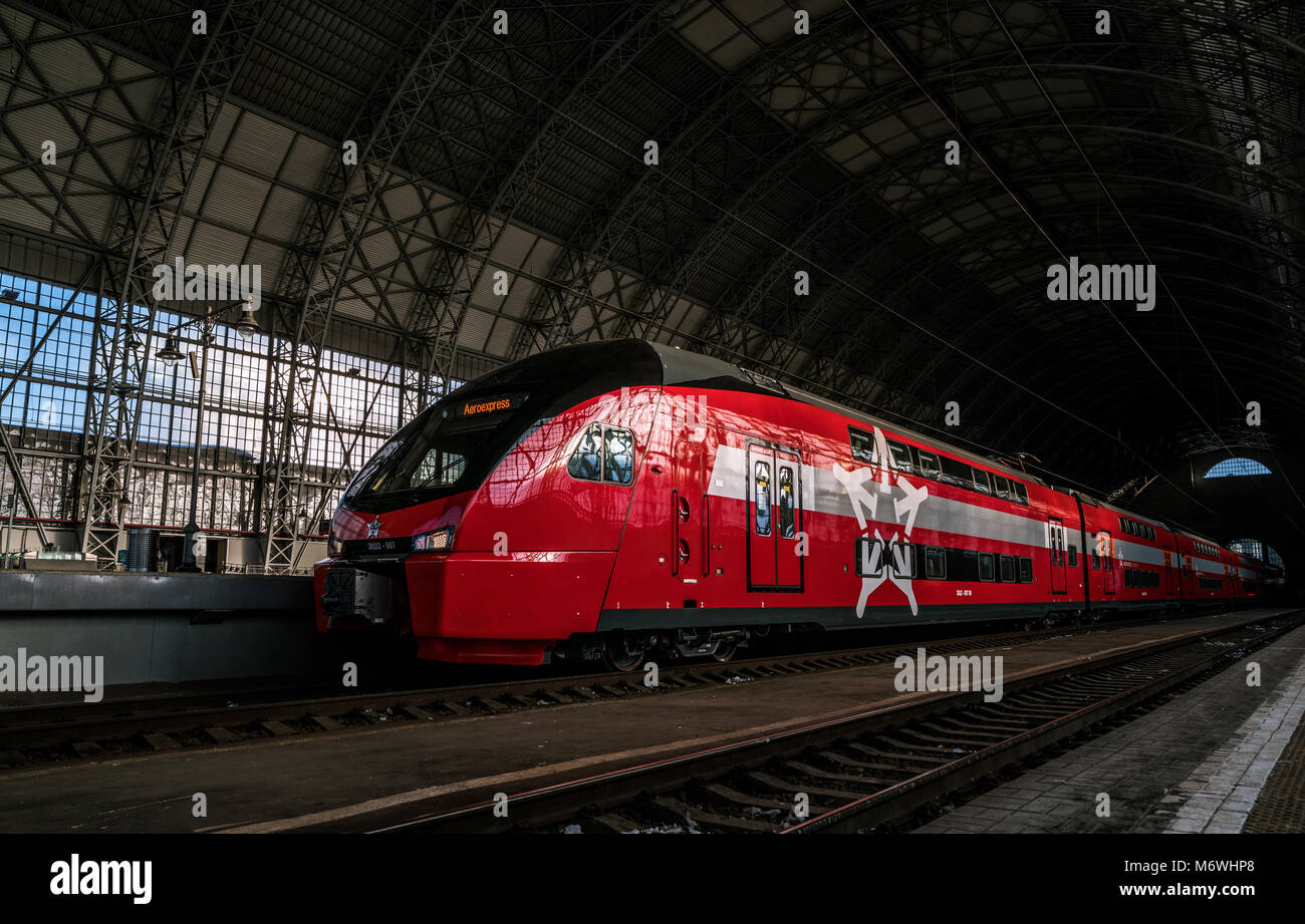 Doppelstöckige Aeroexpress-zug Kievskiy bietet komfortable Verbindung zwischen Bahnhof und Flughafen Vnukovo in Moskau, Russland Stockfoto