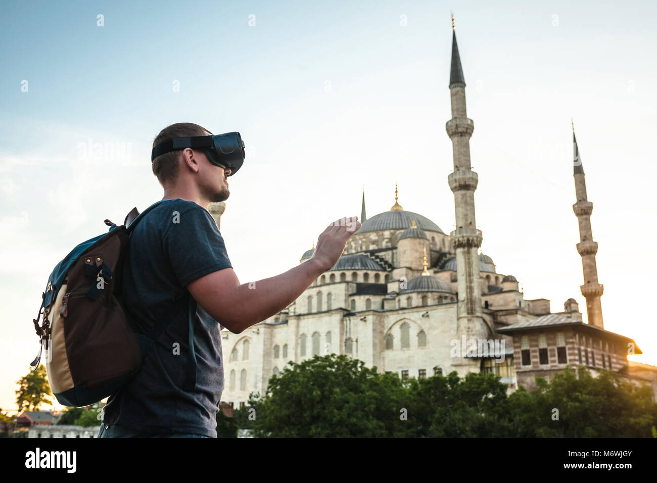 Ein Reisender mit Virtual reality Brillen. Das Konzept der Virtuellen Reise rund um die Welt. Im Hintergrund die Blaue Moschee Sultanahmet in Istanbul. M Stockfoto