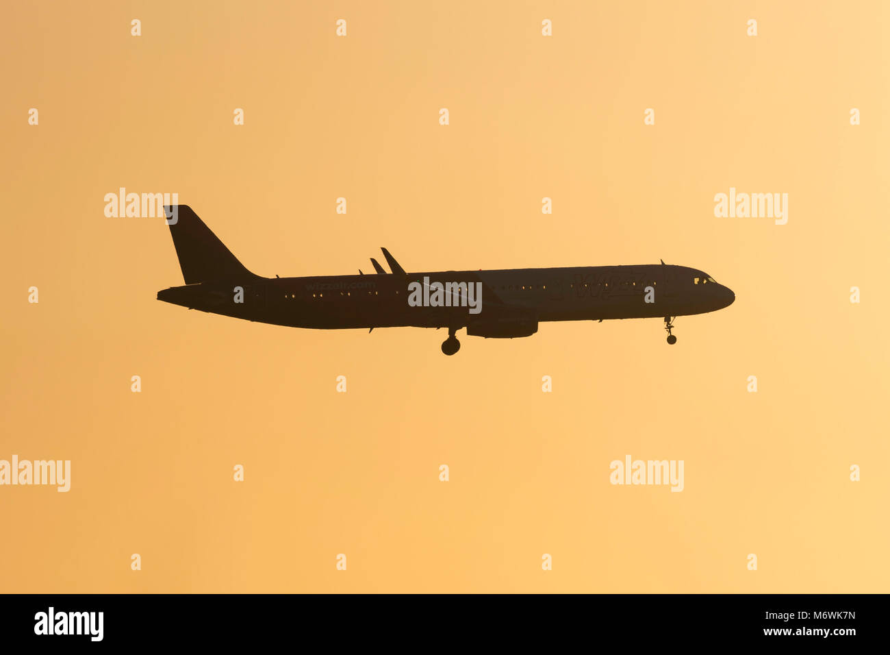 Airbus A320 bei Sonnenaufgang Stockfoto