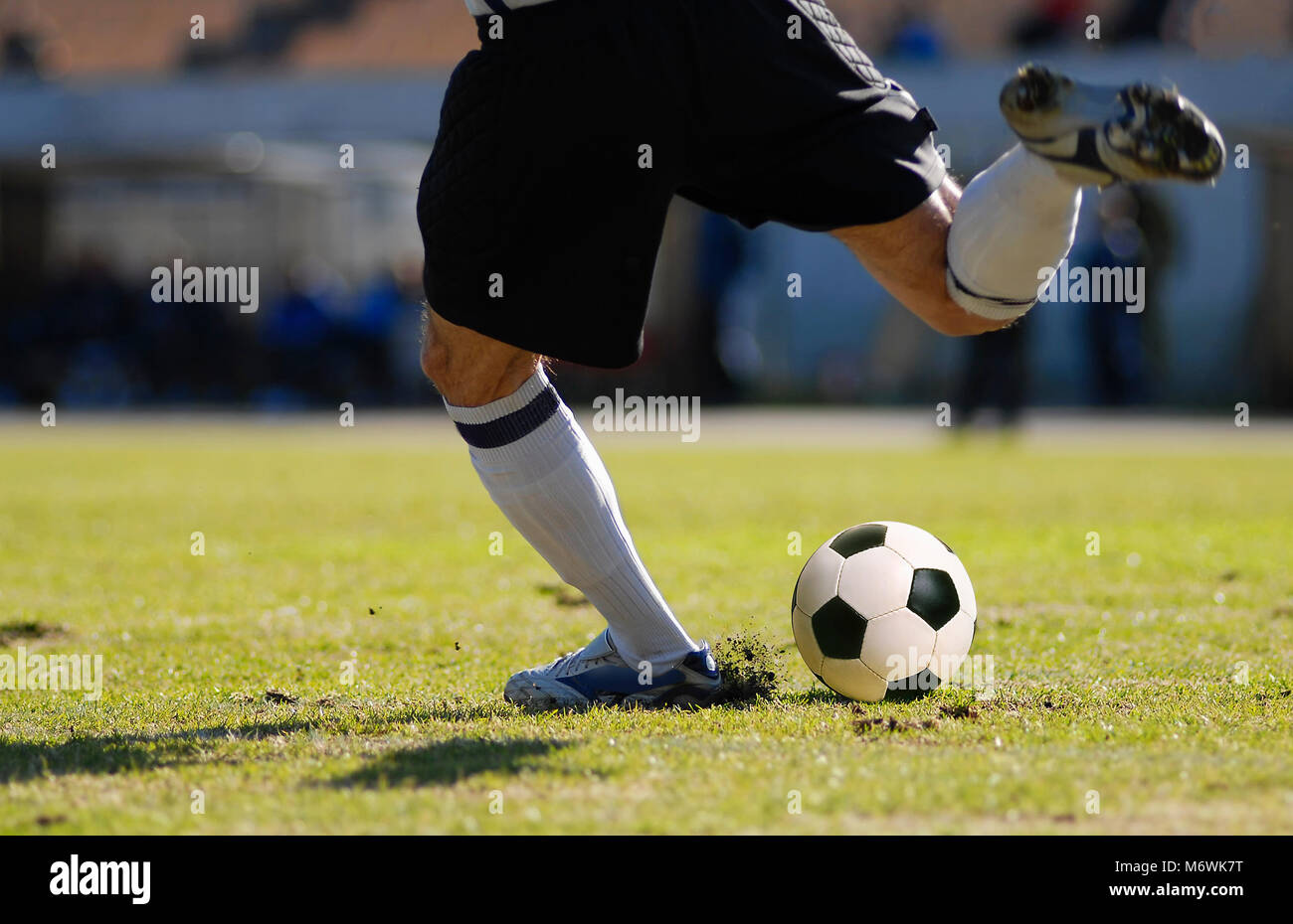 Fußball-Torwart Kick den Ball während Fußballspiel Stockfoto