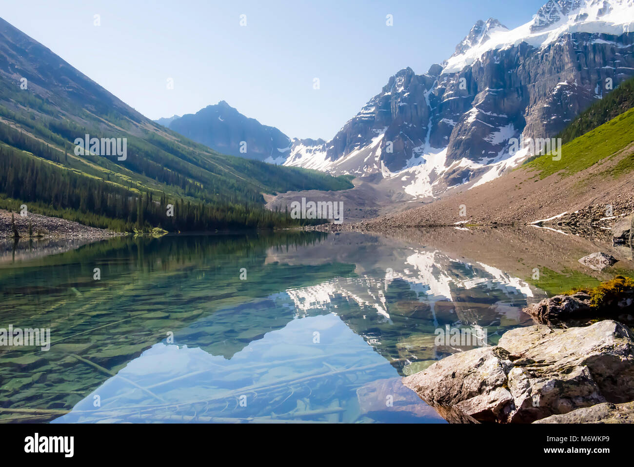 Spiegelbild Spiegelbild der schneebedeckten Berge und blauer Himmel, Trost Seen, Rocky Mountains, Banff National Park, Alberta, Kanada. Stockfoto