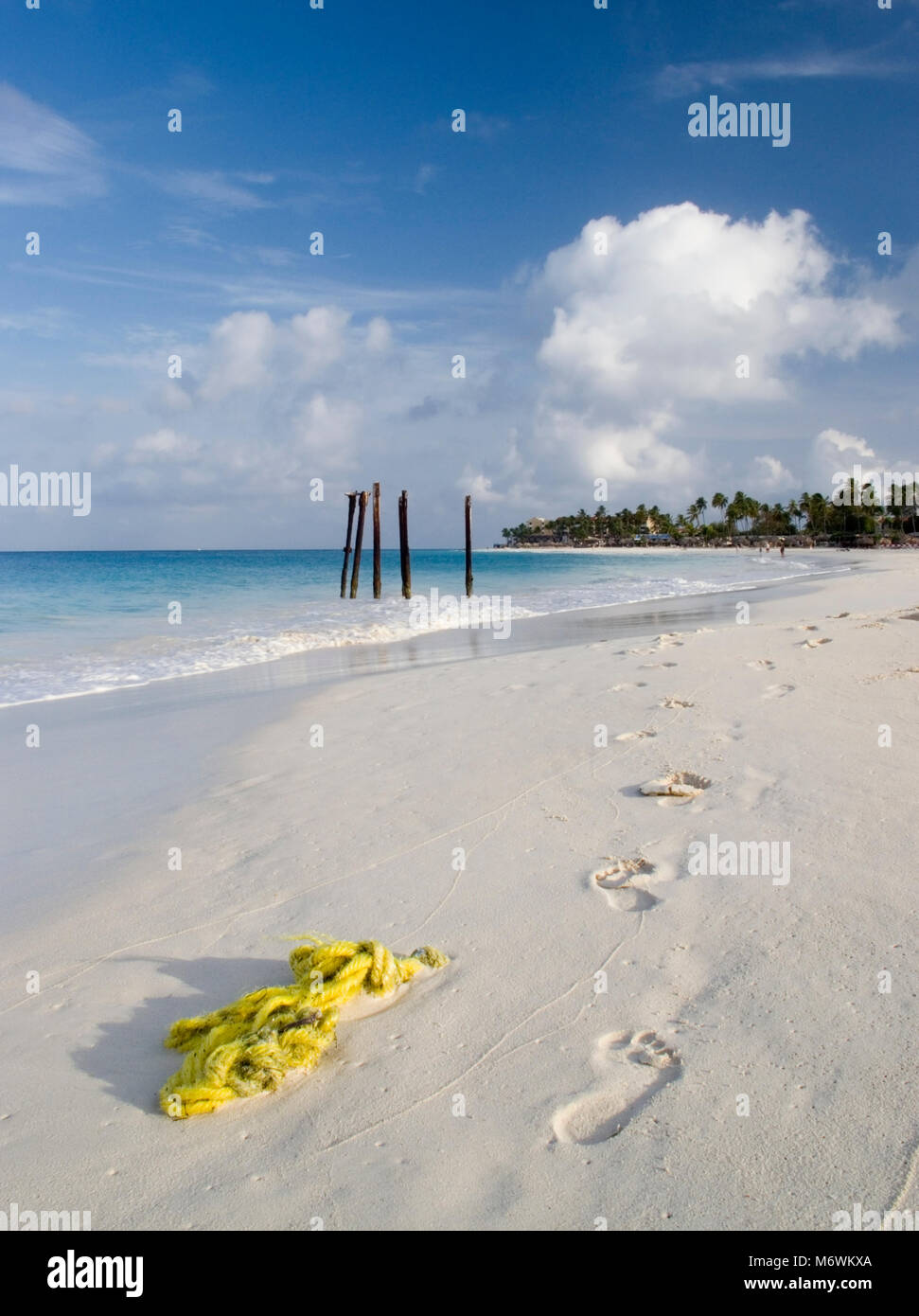 Gelbes Seil und Fußabdrücke an einem karibischen Strand, Aruba, Niederländische Antillen, Karibik Stockfoto