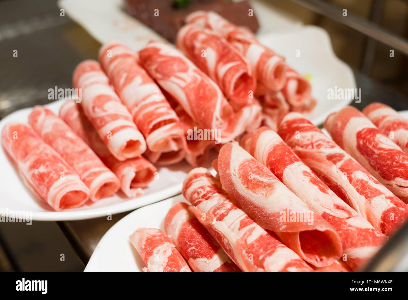 Eine Platte von rohem Fleisch in einem chinesischen Hot Pot Restaurant Stockfoto