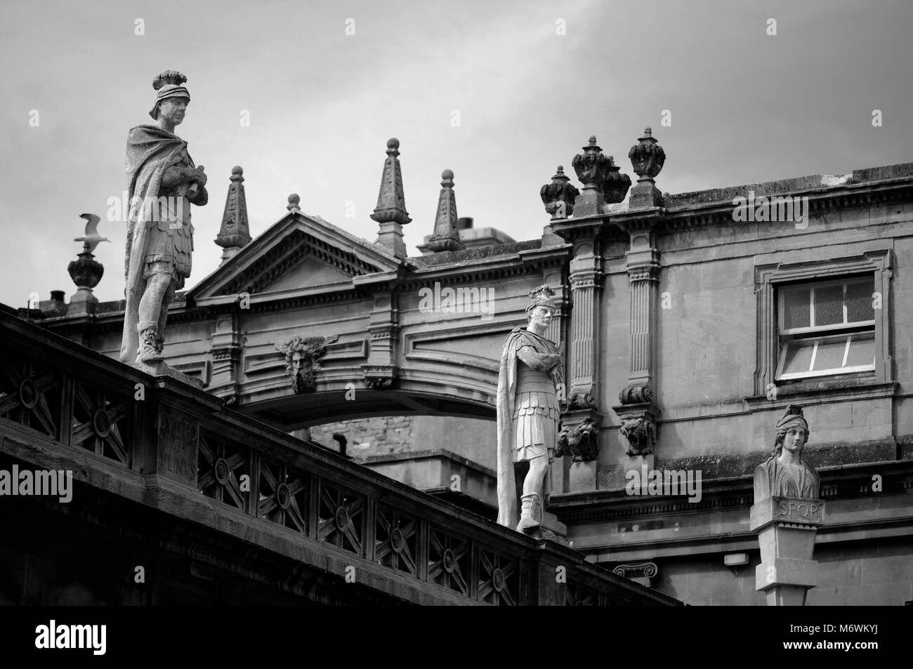 Römische Statuen in Bath England Stockfoto