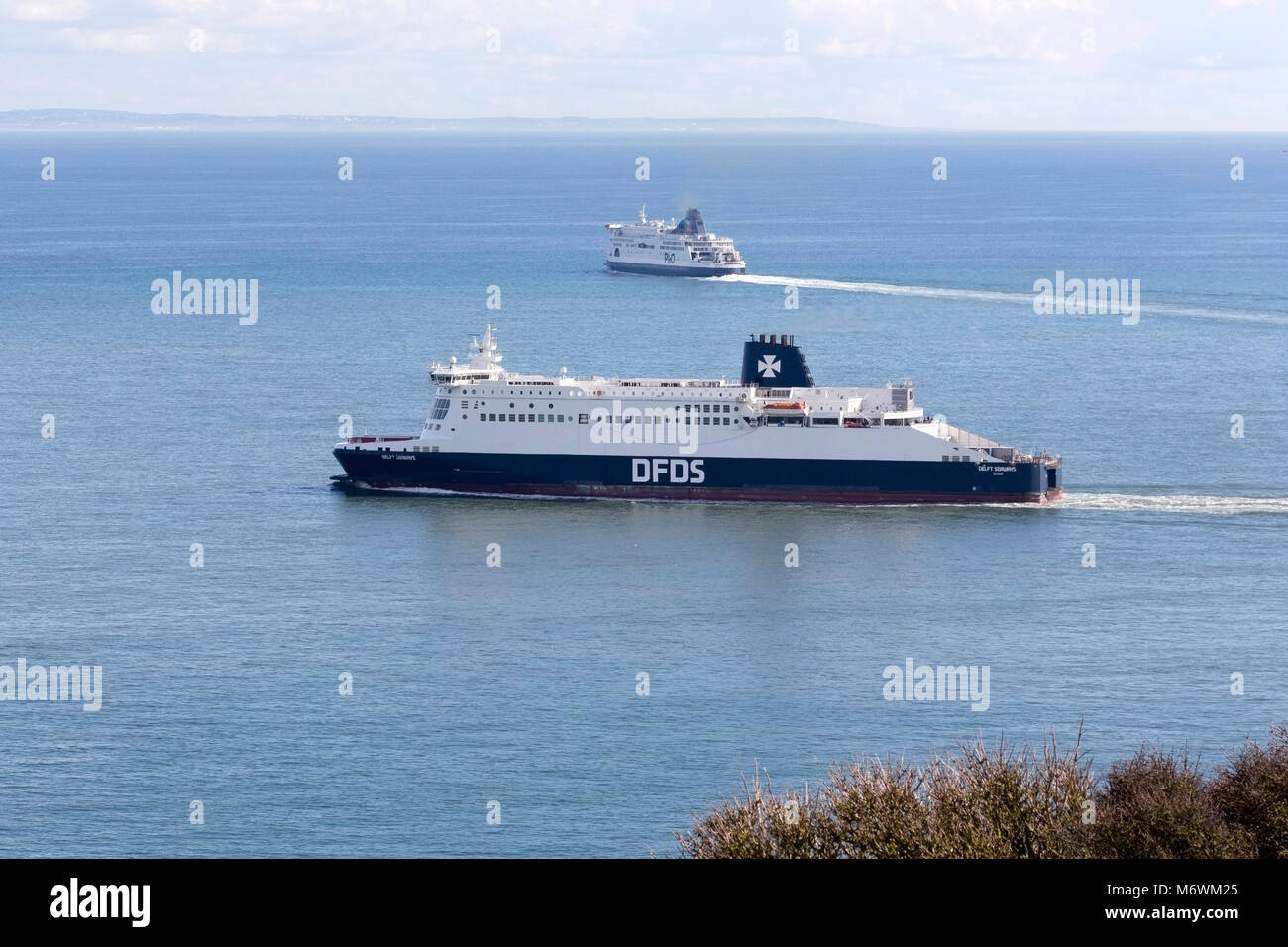 Kreuz zwei Chanel Fähren Hafen von Dover. DFDS Travel von Dover nach Frankreich und Holland. Die PO-Fähre auf dem Weg t Calais Stockfoto