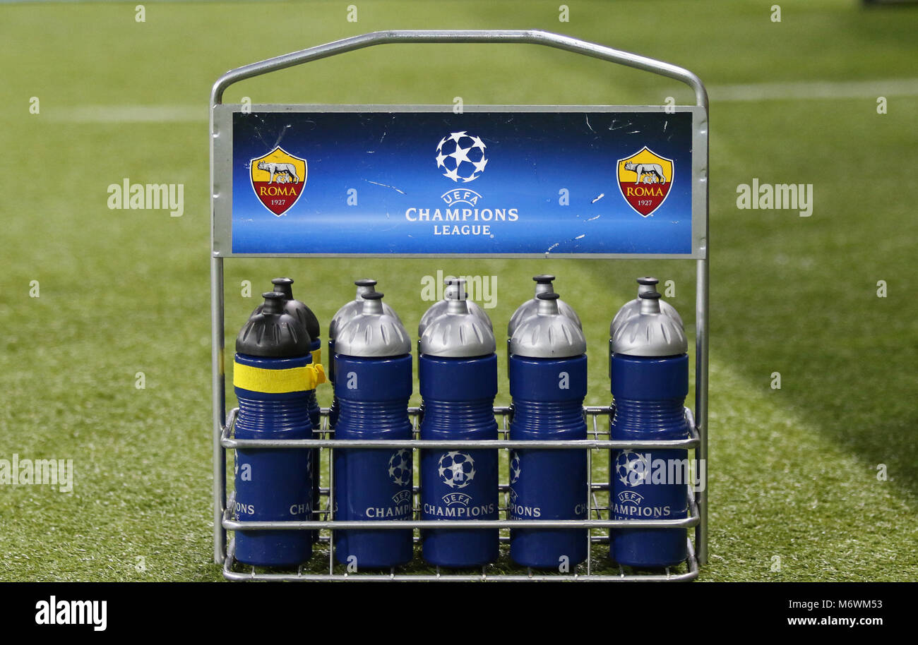 Charkow, Ukraine - 21. FEBRUAR 2018: Carrier Flasche mit UEFA Champions League und als Roma Logos auf dem Gras während der UEFA Champions League Runde der 1. Stockfoto
