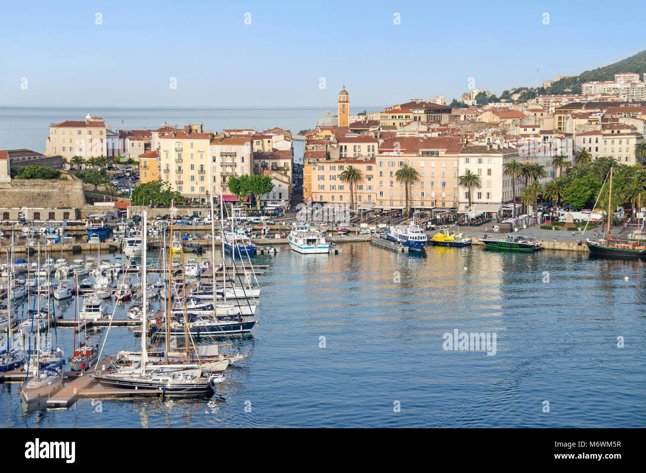Ajaccio, Frankreich - 27. Mai 2016: Blick auf das Zentrum der Hauptstadt Korsikas und Geburtsort von Napoléon Bonaparte mit seinem Yachthafen und Fischereihafen Stockfoto