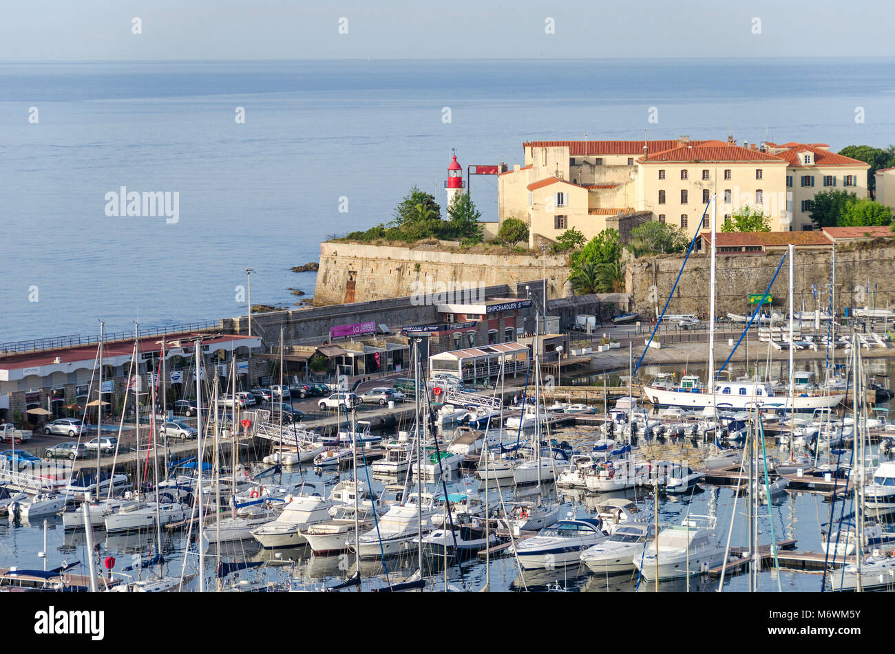Ajaccio, Frankreich - 27. Mai 2016: Blick auf das Zentrum der Hauptstadt Korsikas und Geburtsort von Napoléon Bonaparte mit seinem Yachthafen und Fischereihafen Stockfoto