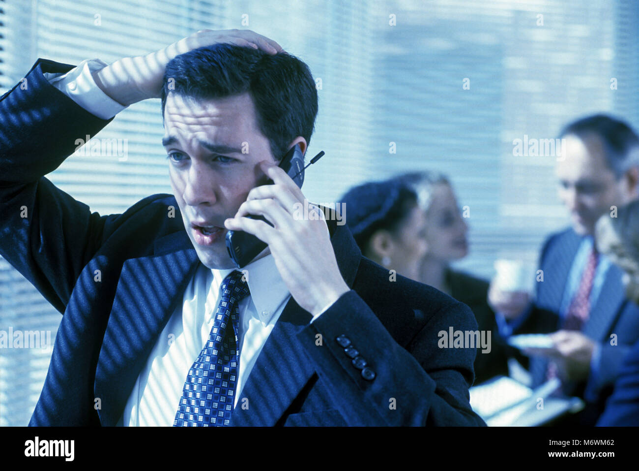 1998 historisches Porträt der KAUKASISCHEN GESCHÄFTSMANN MIT MOBILTELEFON TELEFON IN KONFERENZRAUM Stockfoto