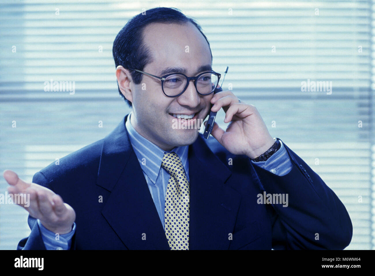 1998 historisches Porträt der asiatische GESCHÄFTSMANN MIT MOBILTELEFON TELEFON IM BÜRO Stockfoto