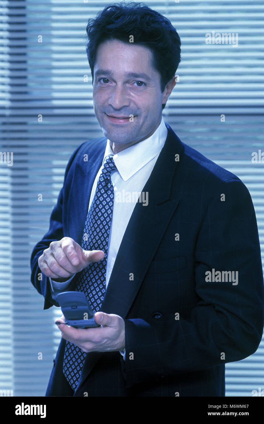 1998 historisches Porträt der KAUKASISCHEN GESCHÄFTSMANN MIT MOBILTELEFON TELEFON IM BÜRO Stockfoto