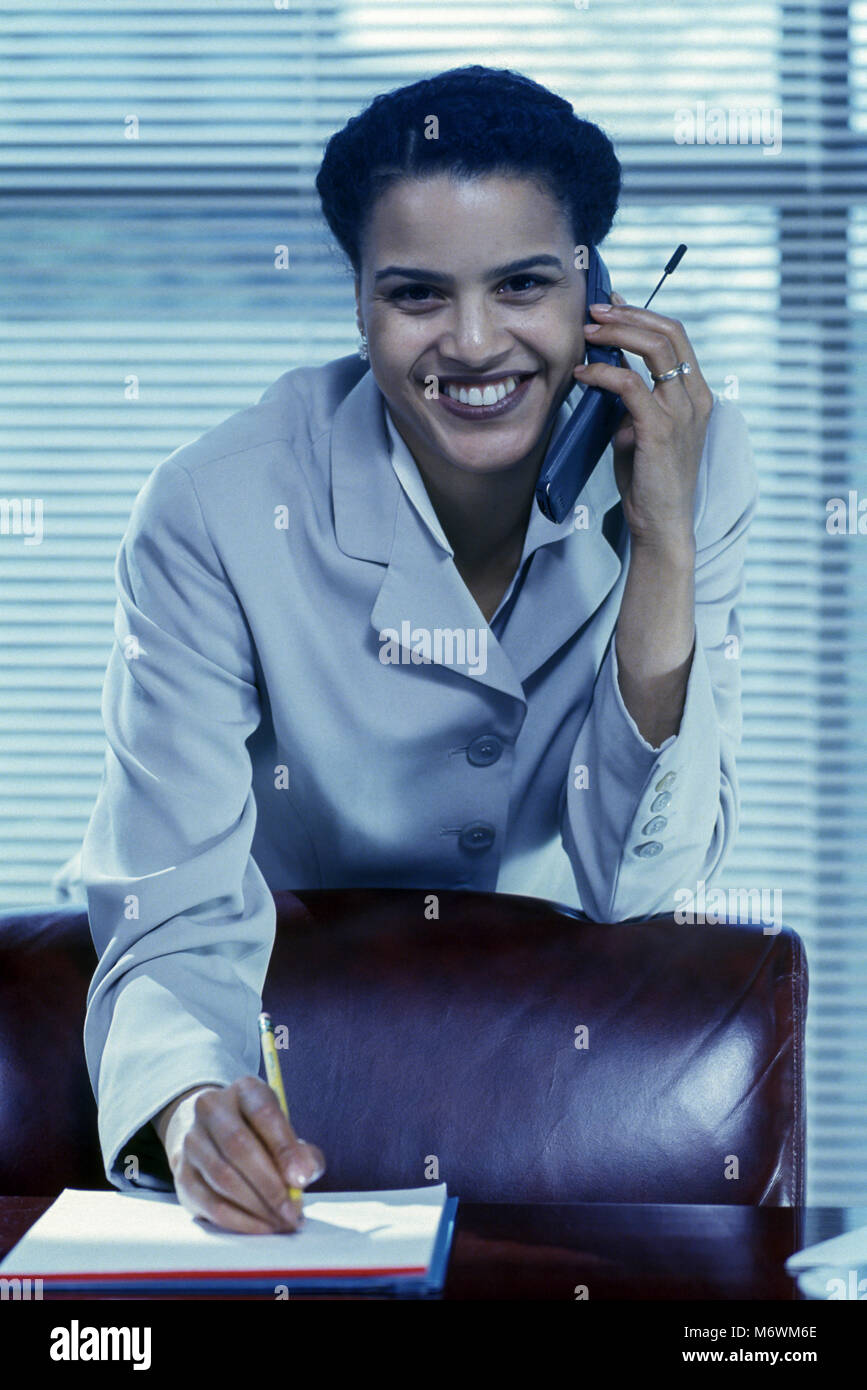 1998 historische Portrait von African American BUSINESS FRAU MIT MOBILTELEFON TELEFON IM BÜRO Stockfoto