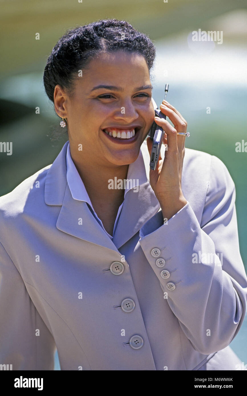 1998 historische Portrait von African American BUSINESS FRAU MIT MOBILTELEFON TELEFON IM FREIEN Stockfoto