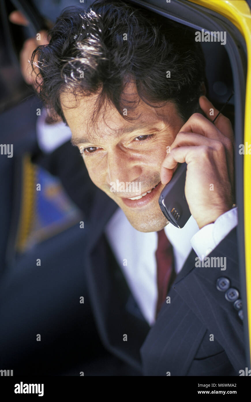 1998 historische KAUKASISCHEN BUSINESS MANN MIT zellulären beweglichen TELEFON IN DER TÜR VON GELBEN TAXI Stockfoto