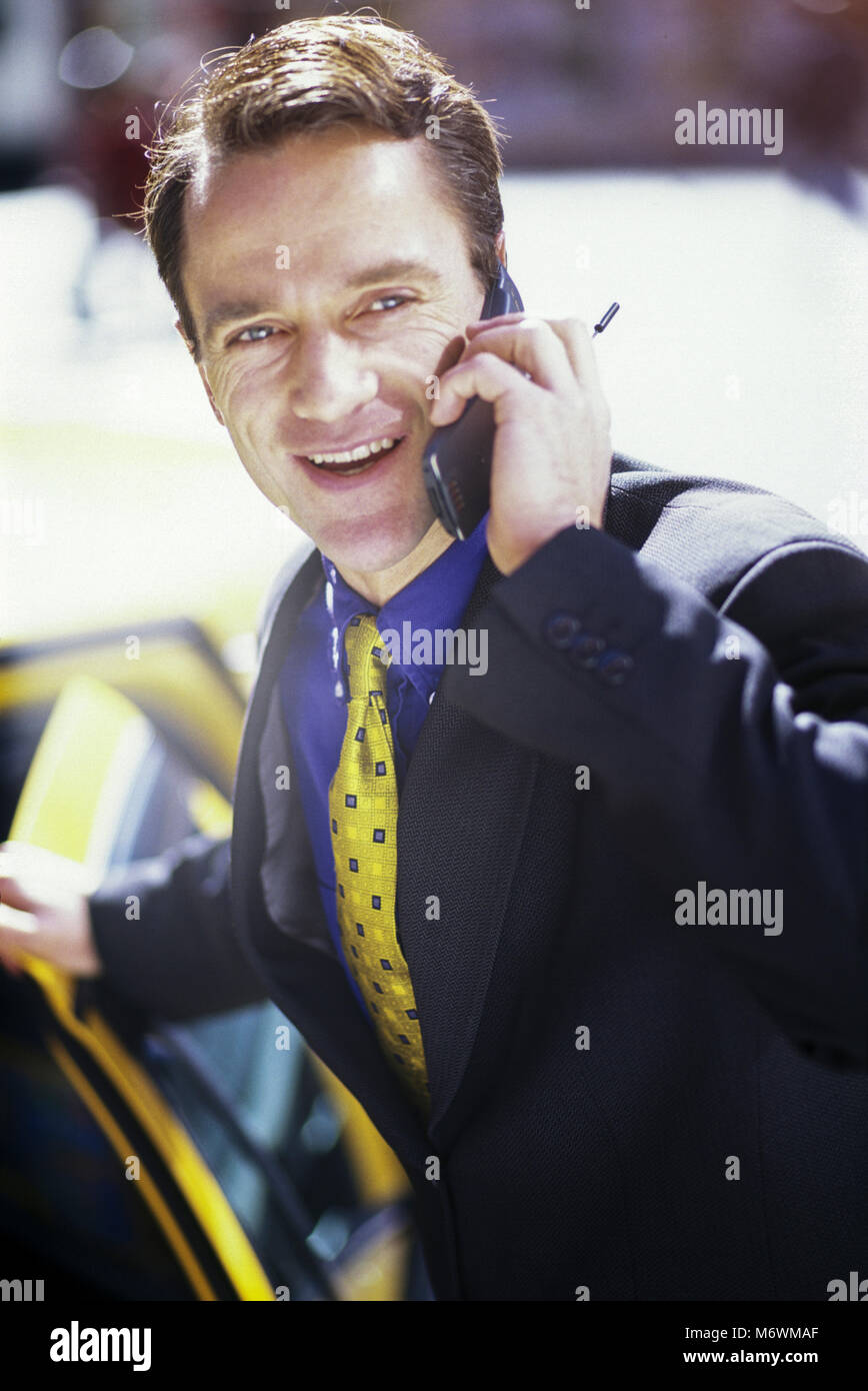 1998 historische KAUKASISCHEN BUSINESS MANN MIT zellulären beweglichen Telefon außerhalb Stockfoto
