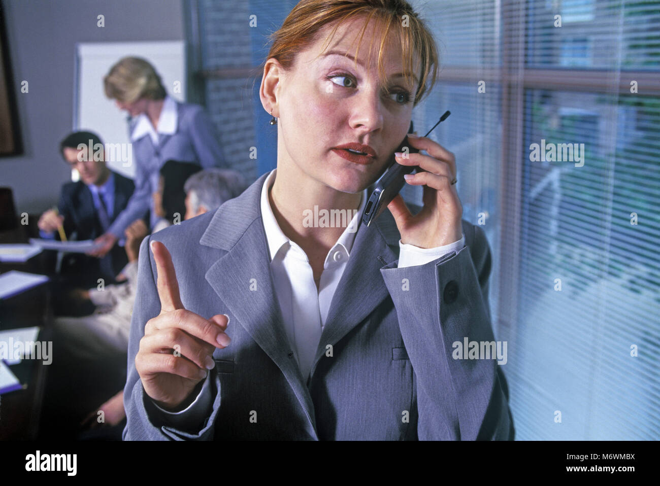1998 historische Porträt kaukasischen BUSINESS FRAU MIT MOBILTELEFON TELEFON IM TAGUNGSRAUM Stockfoto
