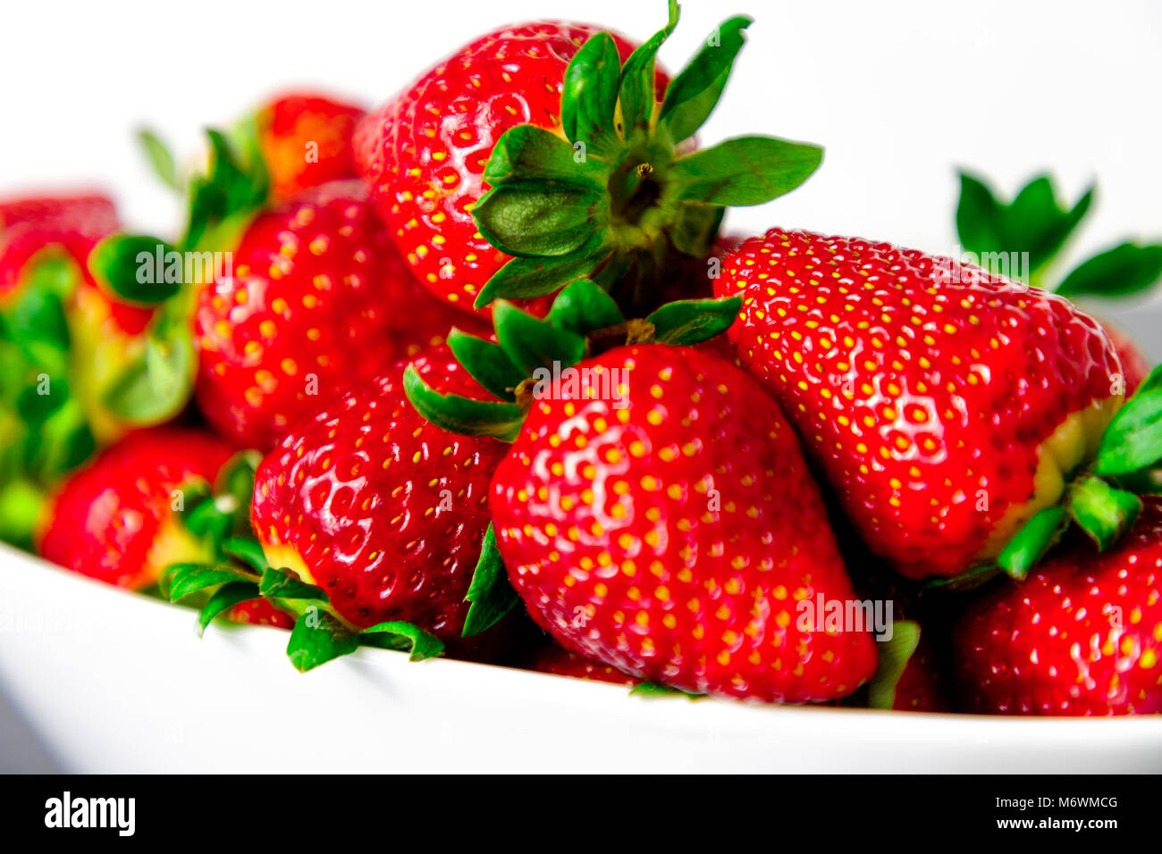 Erdbeere auf weiße Schüssel mit weißem Hintergrund. Stockfoto