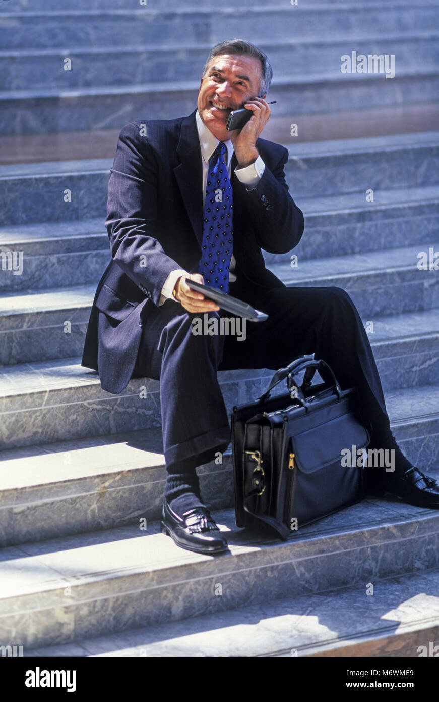 1998 historische Porträt Lächeln, Kaukasier Männlich älteren GESCHÄFTSMANN MOBILTELEFON TELEFON (© MOTOROLA CORP 1998) Stockfoto