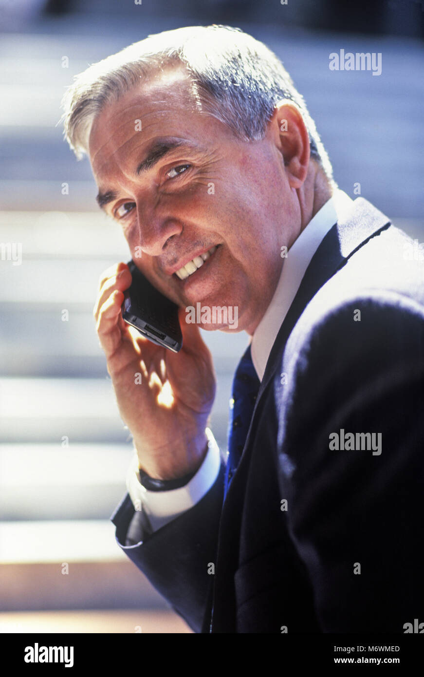 1998 historische Porträt Lächeln, Kaukasier Männlich älteren GESCHÄFTSMANN MOBILTELEFON TELEFON (© MOTOROLA CORP 1998) Stockfoto