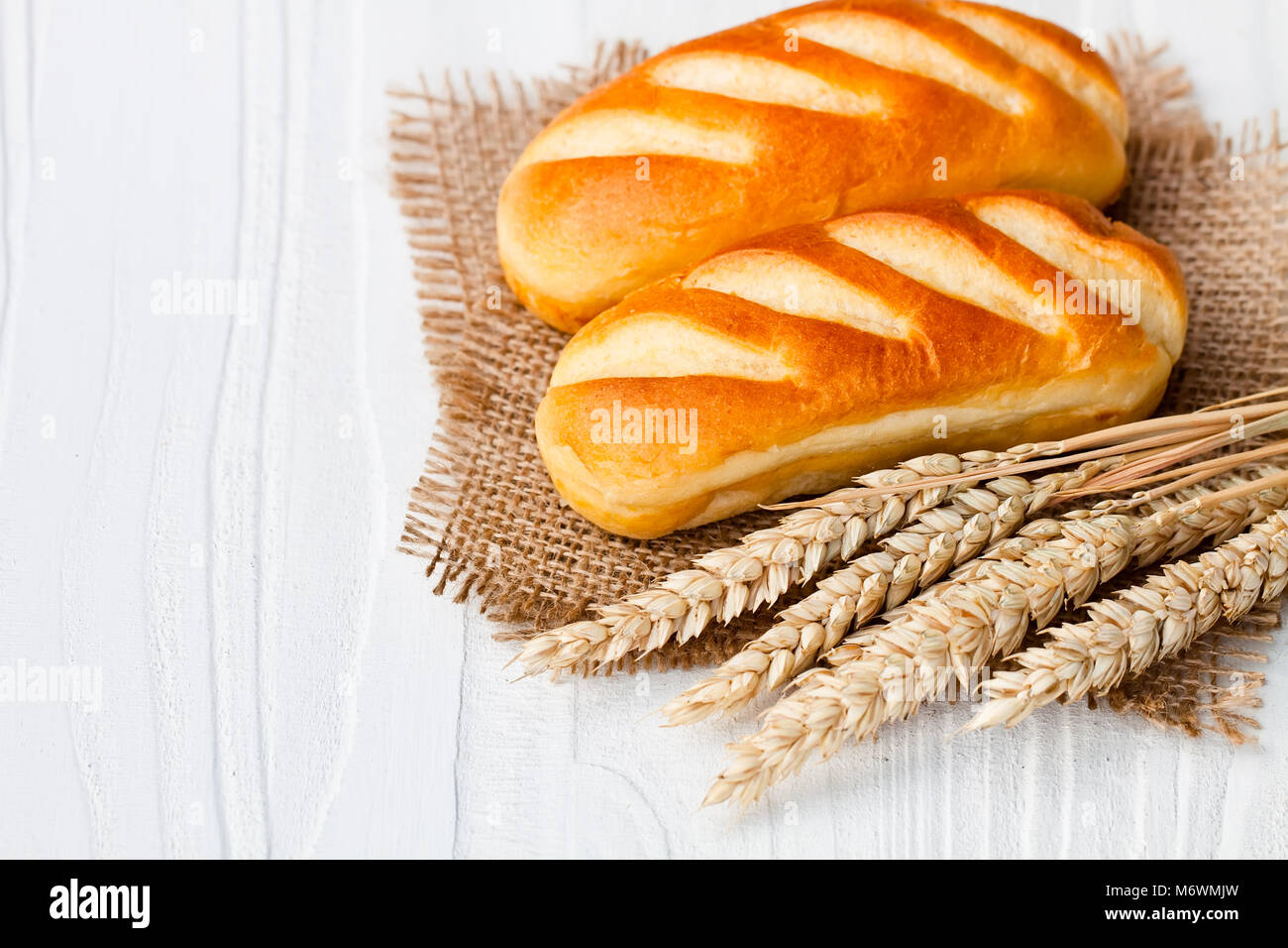 Kleine Laibe und Ähren auf Sack Serviette Stockfoto