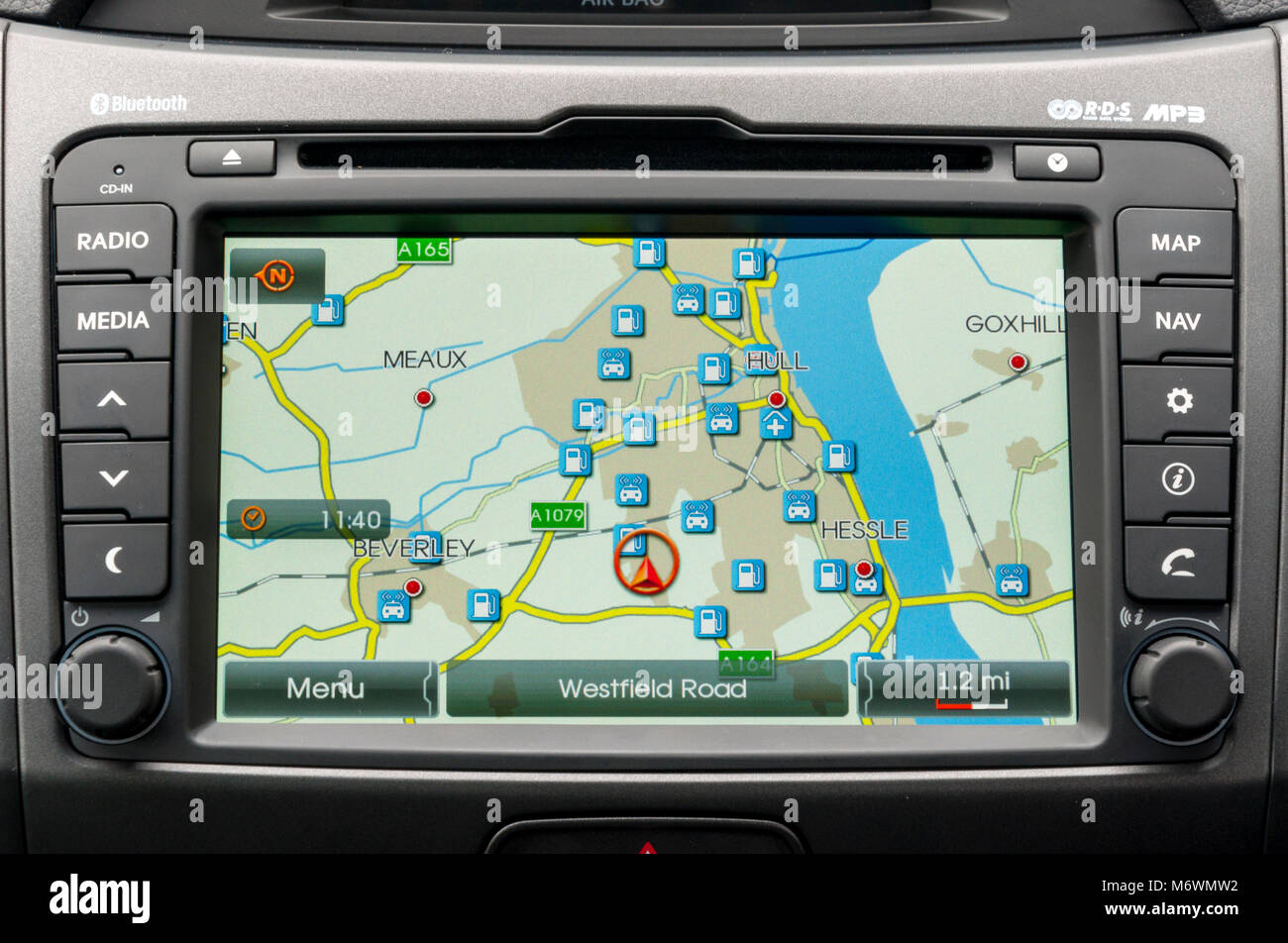Auto, Auto-Bildschirm angezeigt, der die Sat-Nav-Karte und Standorte von Tankstellen und anderen Points of Interest. Karte ist auf der East Yorkshire im Vereinigten Königreich entfernt Stockfoto