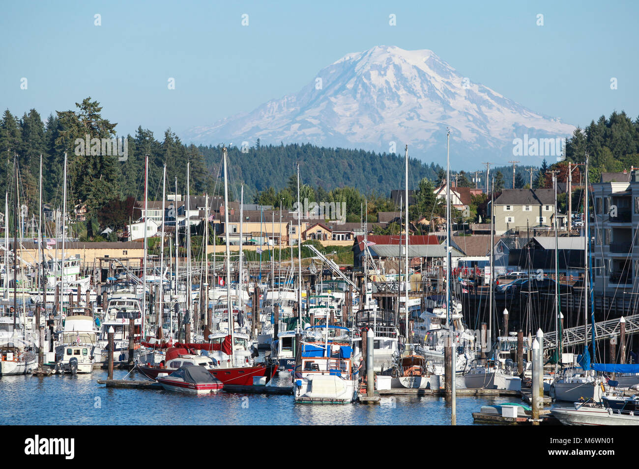 Gig Harbor Washington mit Mount Rainier im Hintergrund Boote im Vordergrund. Stockfoto