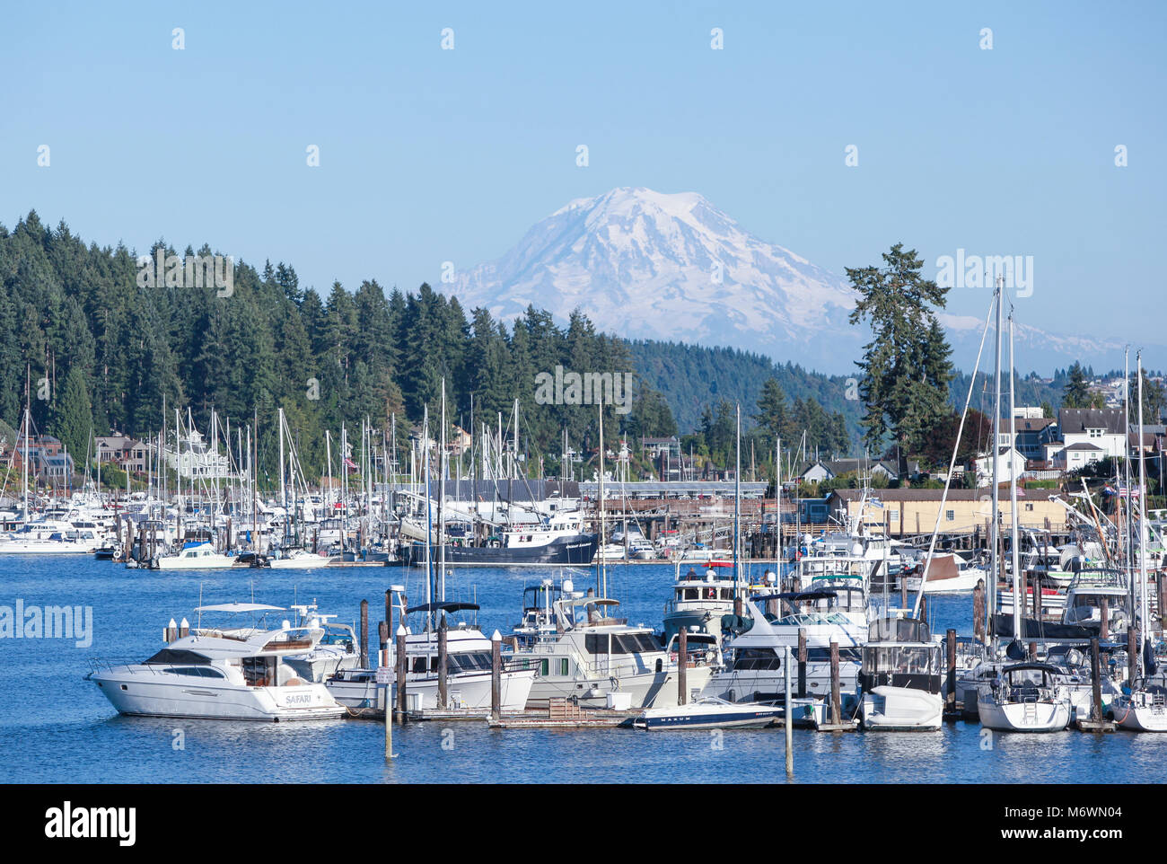 Gig Harbor Washington mit Mount Rainier im Hintergrund Boote im Vordergrund. Stockfoto