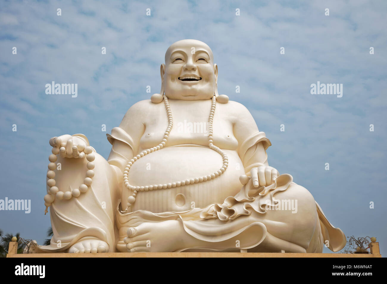 Sitzender Buddha Statue am Vinh Trang Tempel in Ha Long Stadt, Mekong Delta, Vietnam Stockfoto