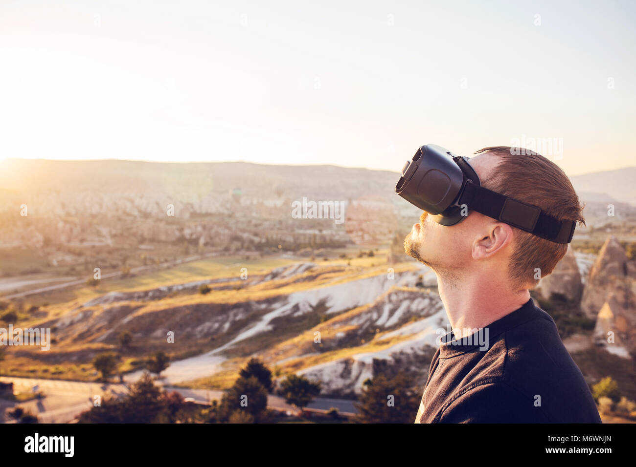 Der Mann mit der Brille der Virtuellen Realität. Zukunft Technik Konzept. Moderne bildgebende Technik. Stockfoto