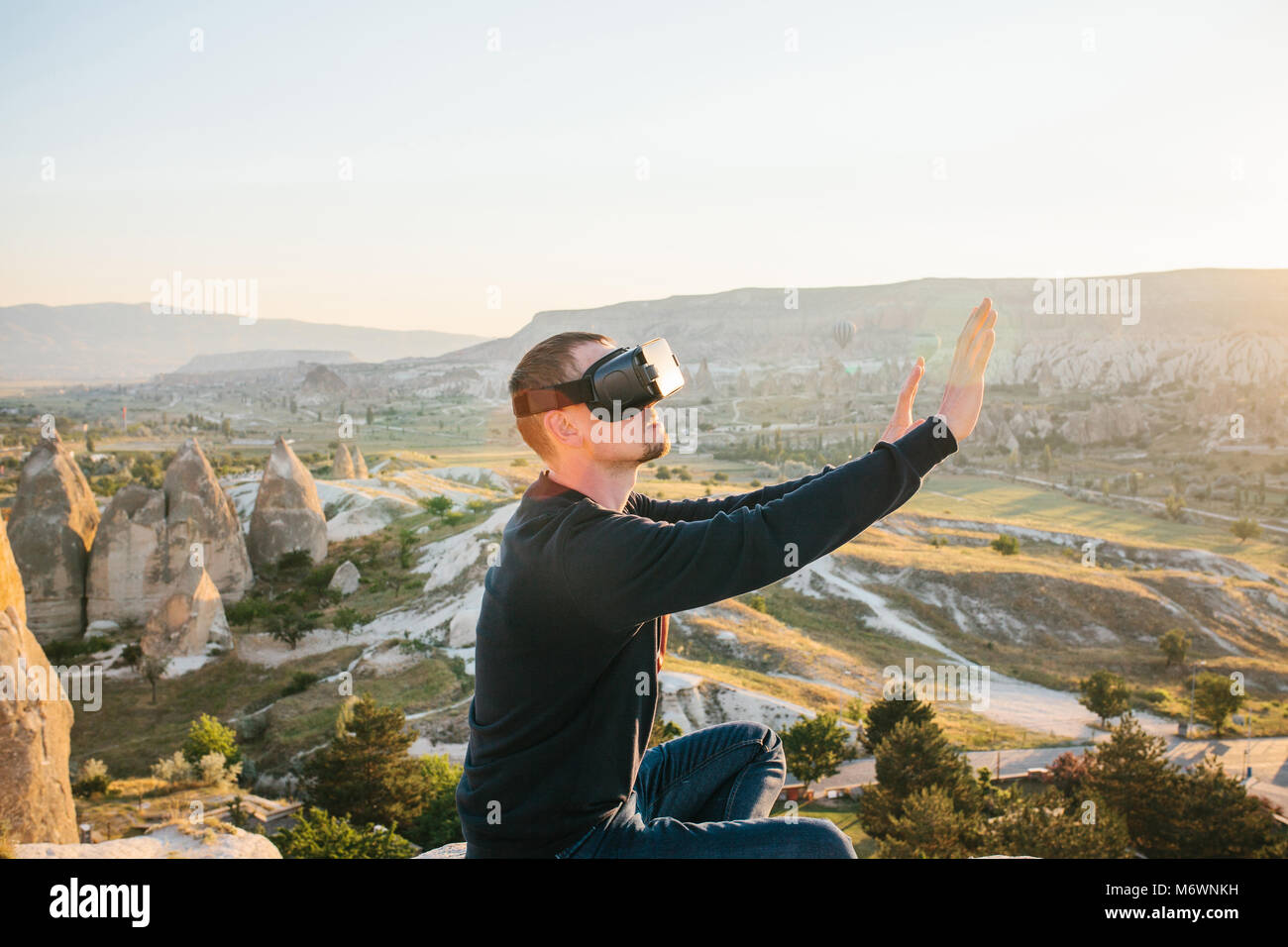 Der Mann mit der Brille der Virtuellen Realität. Zukunft Technik Konzept. Moderne bildgebende Technik. Stockfoto