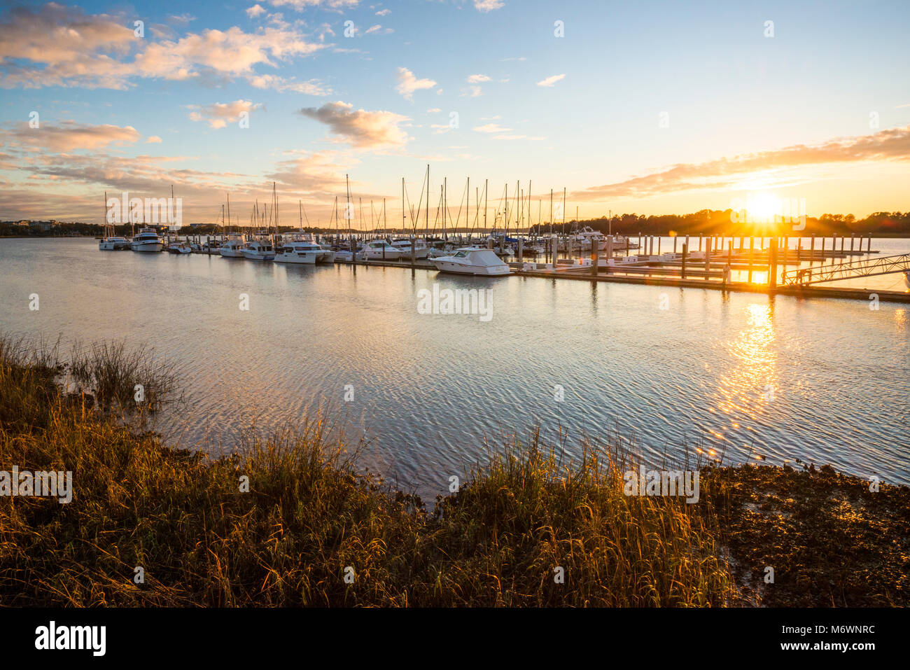 Ein schöner Sonnenuntergang über Schädel Creek Marina in Hilton Head Plantage auf Hilton Head Island, South Carolina Stockfoto