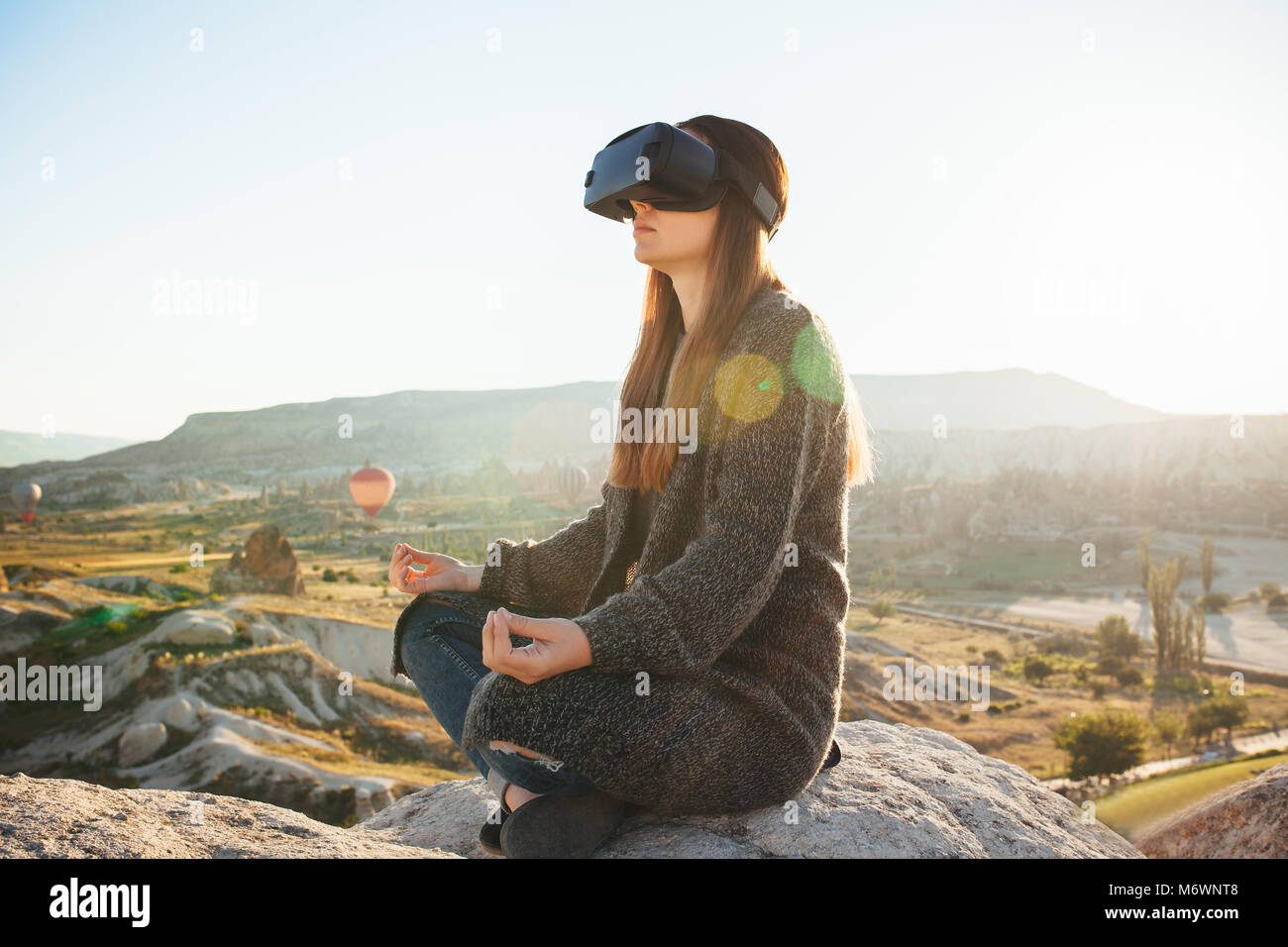 Frau mit Brille der Virtuellen Realität. Zukunft Technik Konzept. Moderne bildgebende Technik. Stockfoto