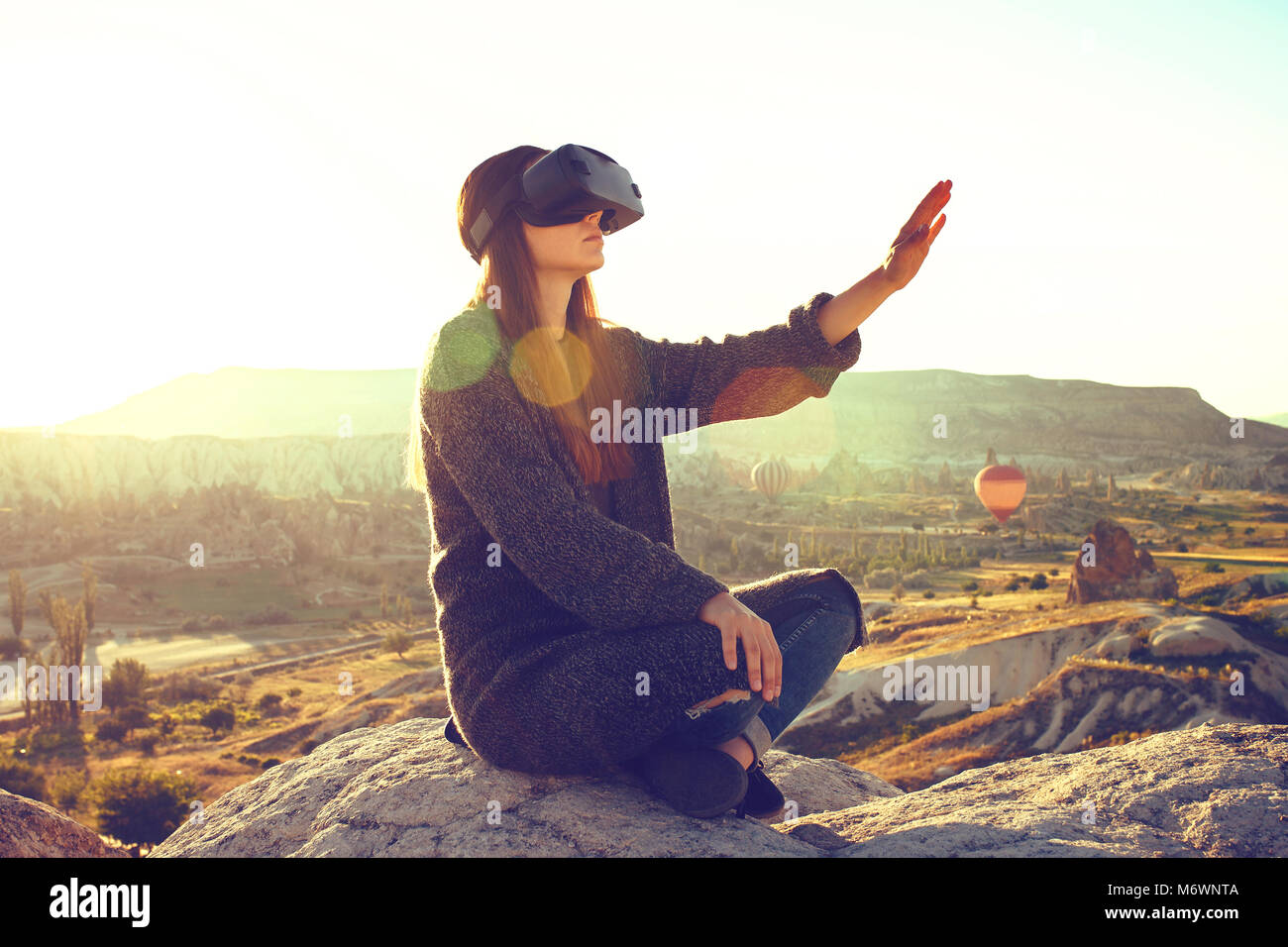 Frau mit Brille der Virtuellen Realität. Zukunft Technik Konzept. Moderne bildgebende Technik. Stockfoto