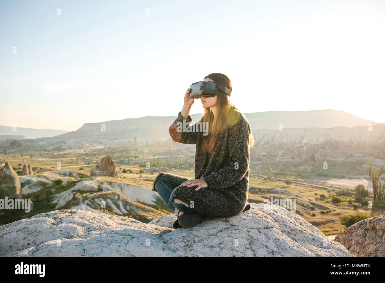 Frau mit Brille der Virtuellen Realität. Zukunft Technik Konzept. Moderne bildgebende Technik. Stockfoto