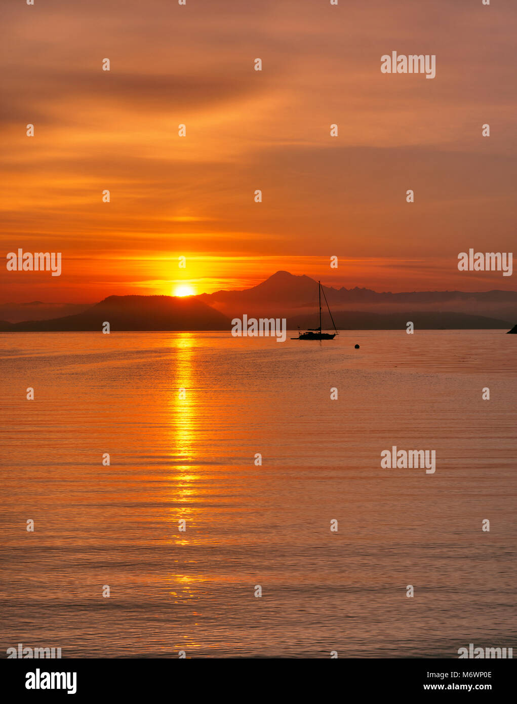 Sonnenaufgang über Mount Baker, watmough Bay, San Juan Inseln, Washington Stockfoto