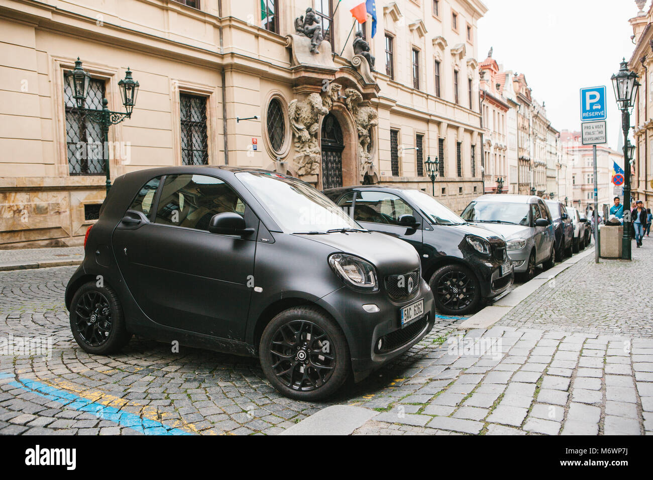 Prag, 28. Oktober 2017: Autos geparkt Neben der Italienischen Botschaft in Prag Stockfoto