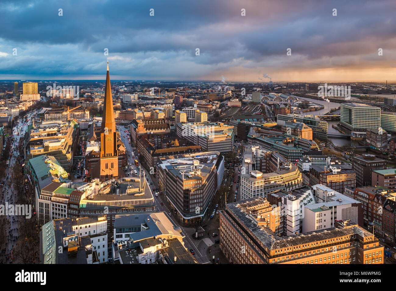 Blick auf die Skyline von Hamburg, Deutschland Stockfoto
