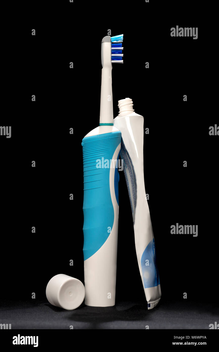 Elektrische Zahnbürste mit Zahnpasta auf schwarzem Hintergrund Stockfoto