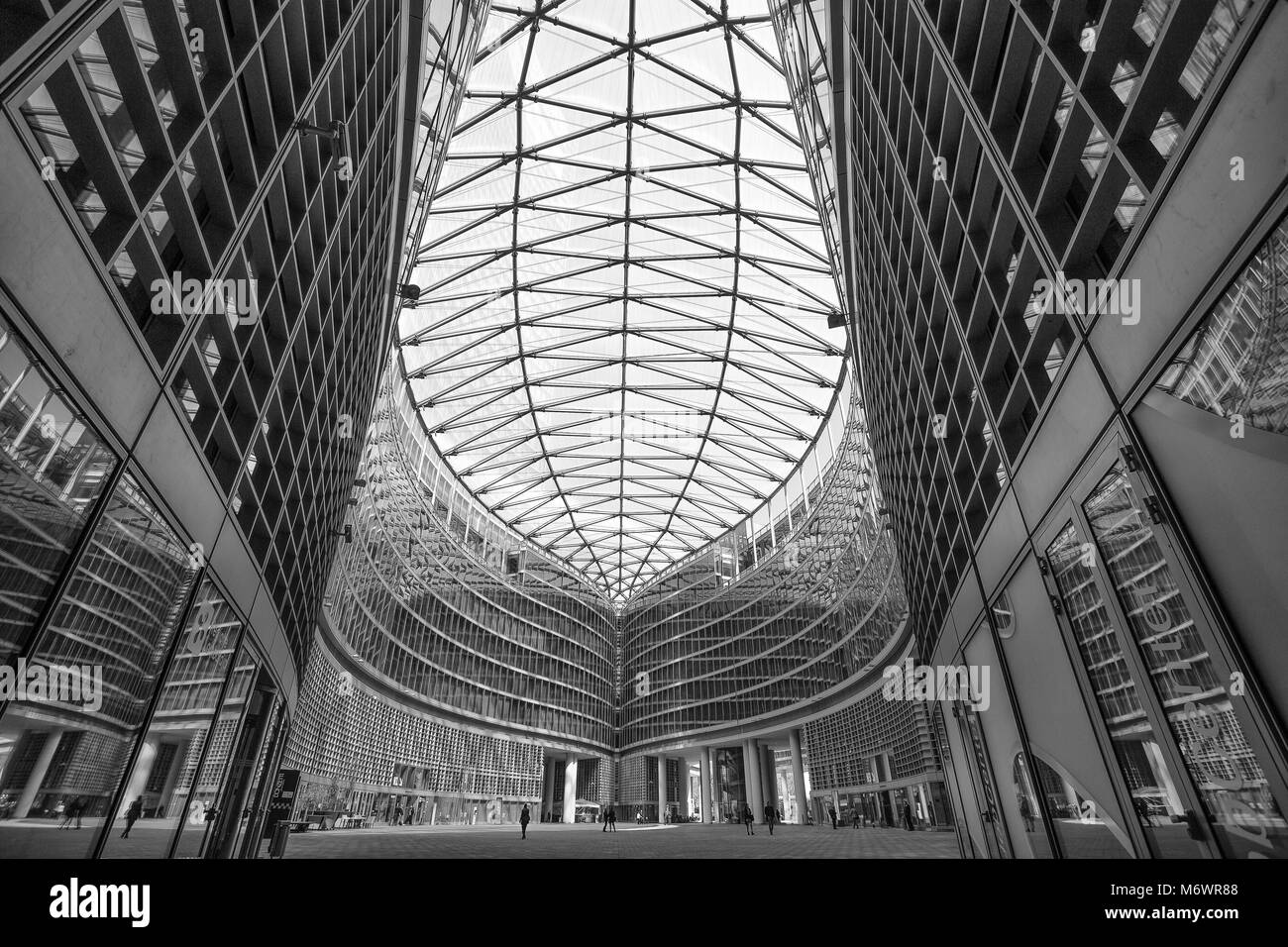 Mailand, Italien, 28. März 2017. Innenhof des Palastes der Regionalregierung der Lombardei, moderne Architektur, Mailand, Italien Stockfoto