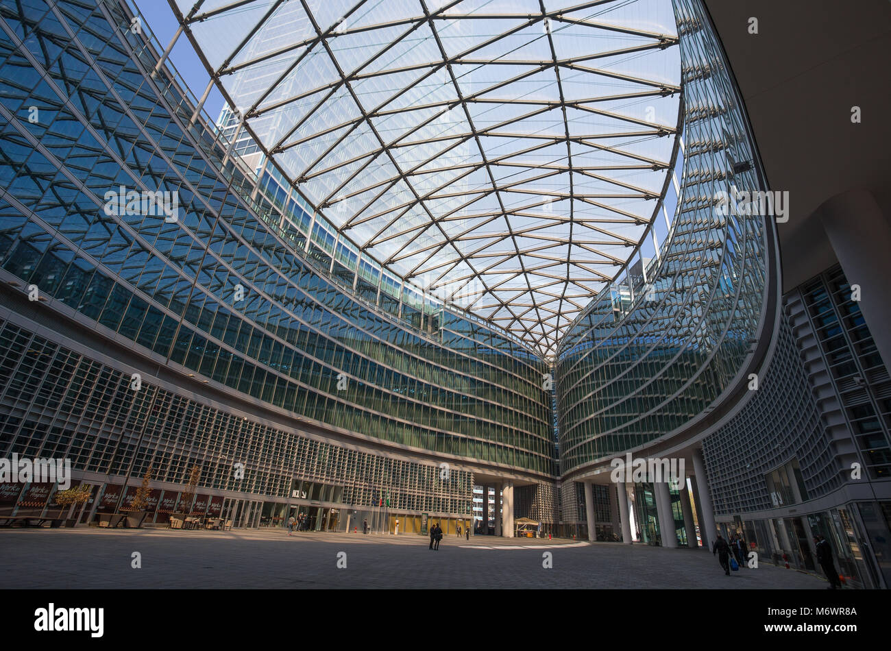 Mailand, Italien, 28. März 2017. Innenhof des Palastes der Regionalregierung der Lombardei, moderne Architektur, Mailand, Italien Stockfoto