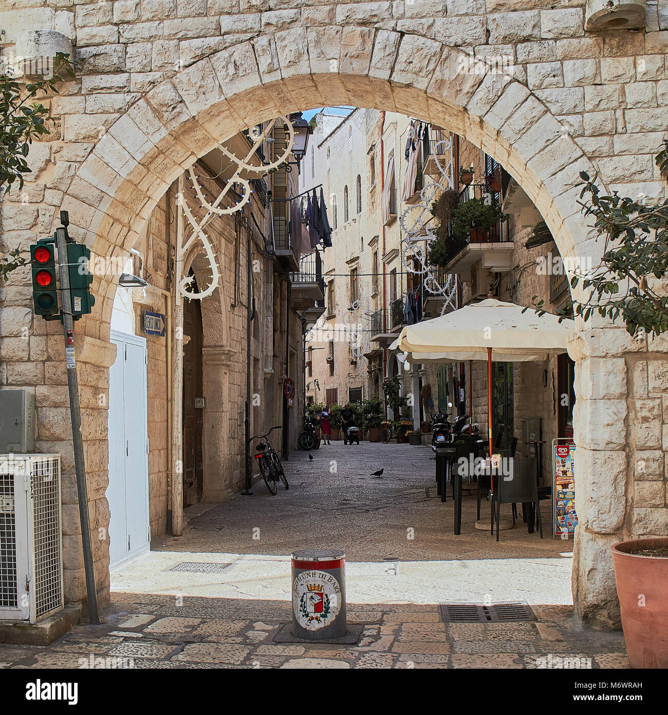 Europa, Italien, Apulien,,, typische Straßenszene in der Altstadt von Bari, mit Segel abgedeckt Wäsche auf dem Balkon Stockfoto