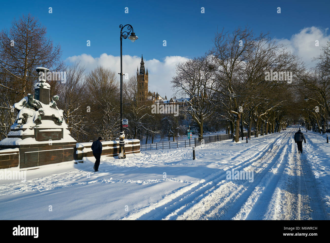 Die Menschen entlang der autofreien Kelvin In Glasgow kämpfen nach starker Schneefall im Jahr 2018 Stockfoto