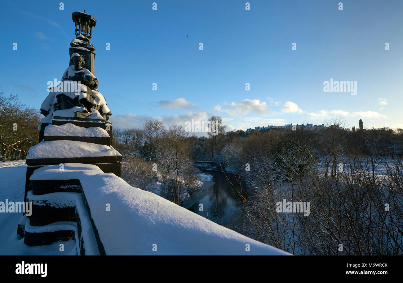 Bronze Statuen auf Kelvin Art Bridge Glasgow im Schnee nach schweren Schnee Sturm Stockfoto