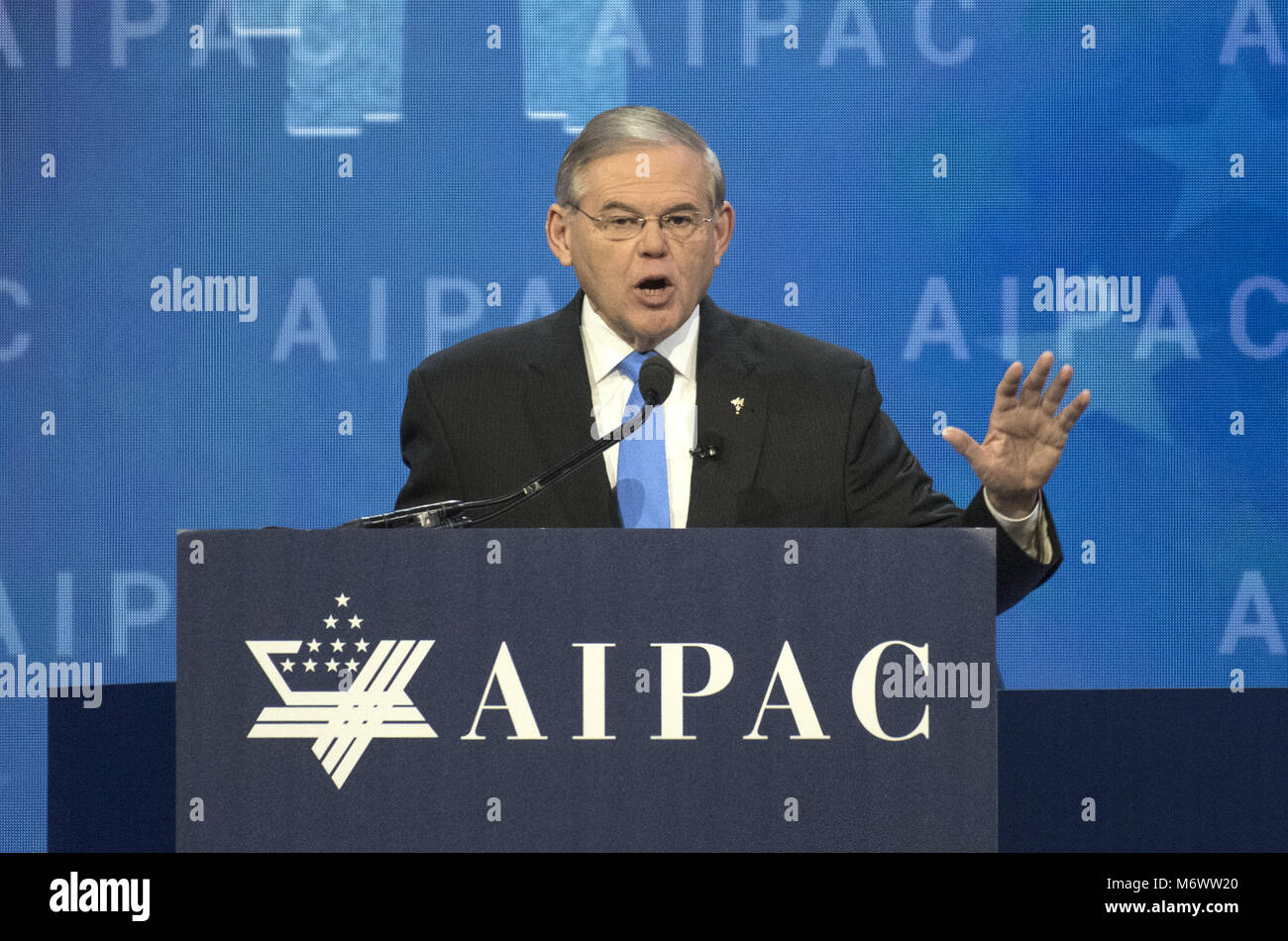 Washington, District of Columbia, USA. 6 Mär, 2018. United States Senator Robert Menendez (Demokrat von New Jersey) spricht an der American Israel Public Affairs Committee (AIPAC) 2018 Politik Konferenz im Washington Convention Center. Credit: Ron Sachs/CNP/ZUMA Draht/Alamy leben Nachrichten Stockfoto